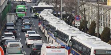 한남동 관저 집결하는 尹 지지자, 탄핵 촉구 단체는 긴급 규탄대회