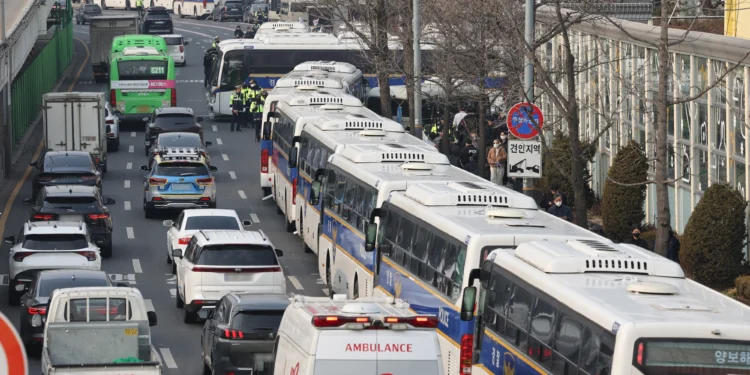 한남동 관저 집결하는 尹 지지자, 탄핵 촉구 단체는 긴급 규탄대회