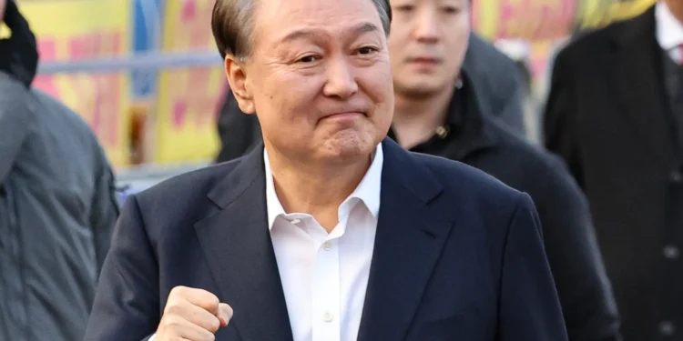 尹, 52일 만에 석방…지지자 향해 ‘주먹 불끈’