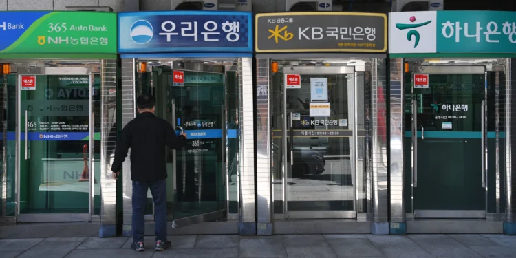 이자장사로 60조 번 은행들…지난해 순이익 22.4조 ‘역대 최대’