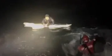 “야간 서핑객 있다” 알고보니 실종된 다이버…보드 잡고 7시간 버텨