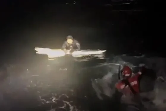 “야간 서핑객 있다” 알고보니 실종된 다이버…보드 잡고 7시간 버텨