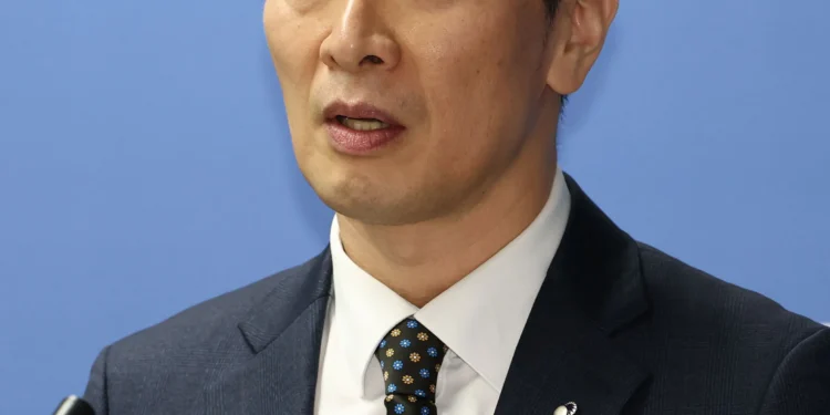 “MBK 검사, 금감원 총역량 가동”… 김병주 회장에 칼끝 겨눈 이복현