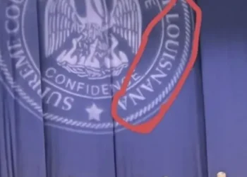 ‘묘비 앞 브이’ 트럼프 밈에 네티즌 폭소…웃음거리 된 이유