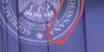 ‘묘비 앞 브이’ 트럼프 밈에 네티즌 폭소…웃음거리 된 이유