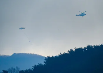 산청 산불 이틀째…진화율 55%·주민 213명 대피·헬기 투입