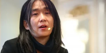 한강 “尹 파면은 보편적 가치 지키는 일”