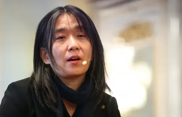 한강 “尹 파면은 보편적 가치 지키는 일”