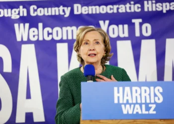 “얼마나 더 멍청해질 수 있나”… 트럼프 직격한 클린턴