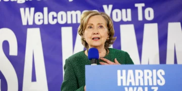 “얼마나 더 멍청해질 수 있나”… 트럼프 직격한 클린턴