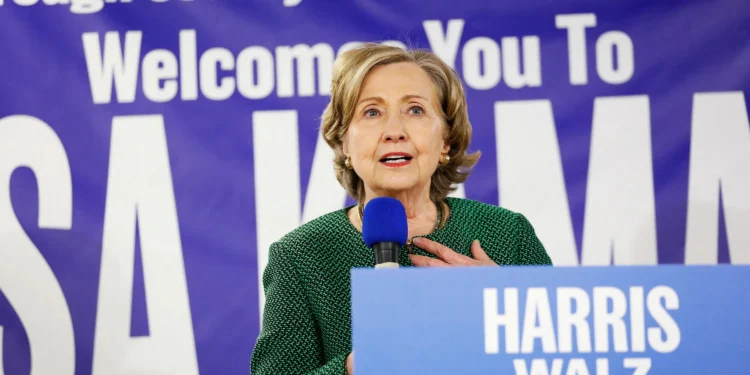 “얼마나 더 멍청해질 수 있나”… 트럼프 직격한 클린턴