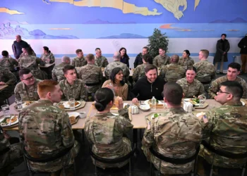 트럼프, 그린란드 병합 ‘포석’… “테이블 아래 놓지 않아”