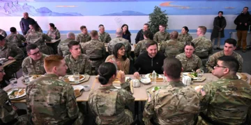 트럼프, 그린란드 병합 ‘포석’… “테이블 아래 놓지 않아”