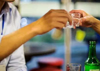 유튜브 쇼츠에 술·담배·노출 생중계 불쑥…“시청 나이 제한해야”