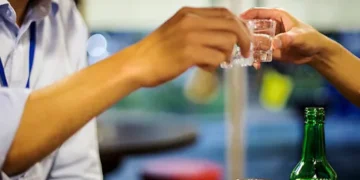 유튜브 쇼츠에 술·담배·노출 생중계 불쑥…“시청 나이 제한해야”