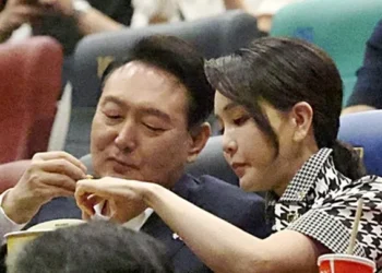 尹 1호 대변인 “尹, 김건희가 면박 줘도 강아지 안고 웃기만”