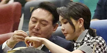 尹 1호 대변인 “尹, 김건희가 면박 줘도 강아지 안고 웃기만”