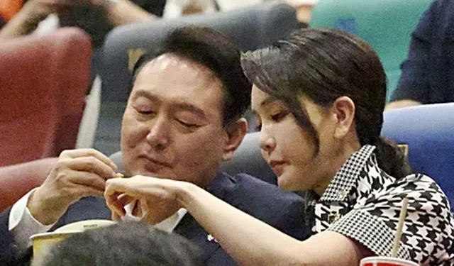 尹 1호 대변인 “尹, 김건희가 면박 줘도 강아지 안고 웃기만”