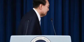 외교부, ‘尹파면’ 각국에 알려…재외공관 사진 철거 지시