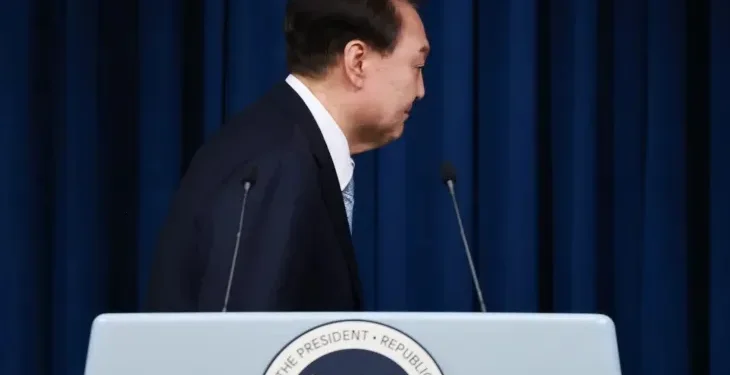 외교부, ‘尹파면’ 각국에 알려…재외공관 사진 철거 지시