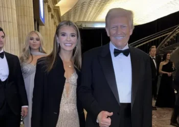 백악관 브이로그 찍는 18세 트럼프 손녀