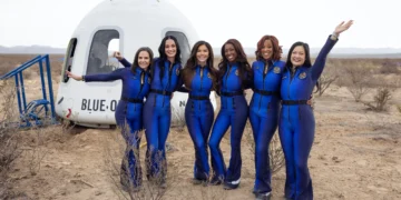 우주여행 마친 팝스타 페리 “최고 중의 최고 경험”