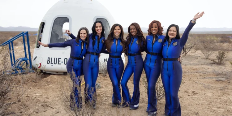 우주여행 마친 팝스타 페리 “최고 중의 최고 경험”