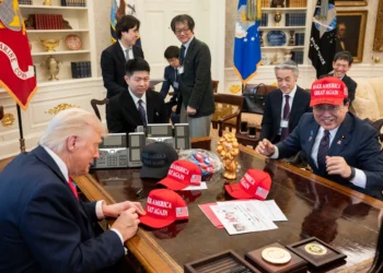 MAGA 모자 쓰고 ‘과잉 충성’… 日협상단 ‘저자세 외교’ 도마 위