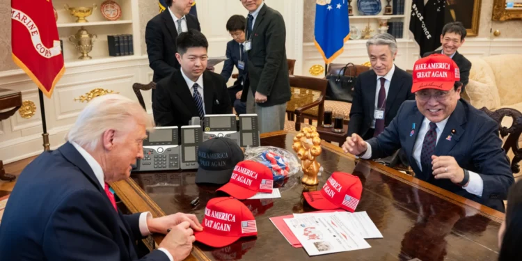 MAGA 모자 쓰고 ‘과잉 충성’… 日협상단 ‘저자세 외교’ 도마 위