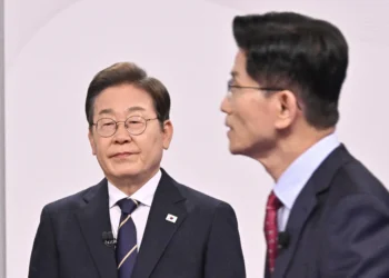 김문수 “불법 대북송금 몰랐나” 이재명 “억지 기소”