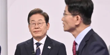 김문수 “불법 대북송금 몰랐나” 이재명 “억지 기소”