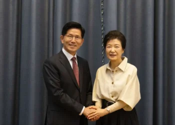 김문수 “선거의 여왕 지혜 달라” 박근혜 “진심으로 하면 된다”