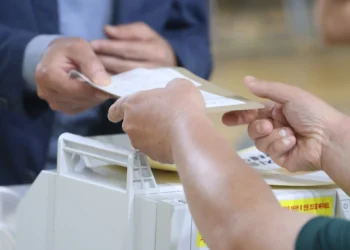 21대 대선 사전투표율 34.74%…역대 두 번째로 높았다