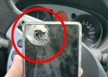 우크라 병사 “삼성 갤S25가 날 살렸다…파편 막은 ‘갑옷’” [포착]