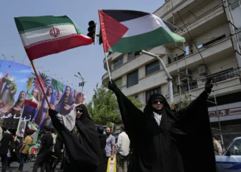 드론 100대 띄운 이란 “레드라인 넘어, 한계 없이 대응하겠다”