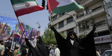 드론 100대 띄운 이란 “레드라인 넘어, 한계 없이 대응하겠다”