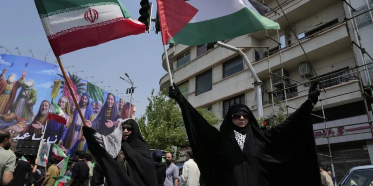 드론 100대 띄운 이란 “레드라인 넘어, 한계 없이 대응하겠다”