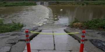 장맛비에 곳곳 도로통제…밤사이 충청 이남 ‘시간당 30∼50㎜’ 집중호우