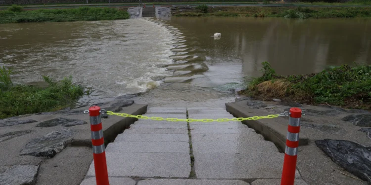장맛비에 곳곳 도로통제…밤사이 충청 이남 ‘시간당 30∼50㎜’ 집중호우