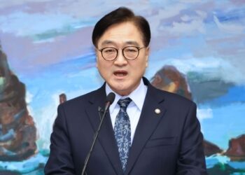 우원식 국회의장, 교도소 찾아 조국 면회