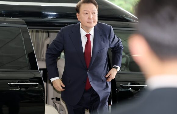 내란특검 2차 조사 받는 尹…계속되는 신경전[로:맨스]