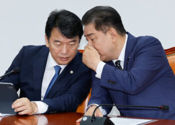 “바쁘다 바빠”…거대 여당 전략·협상 이끄는 문진석[주간 여의도 Who?]