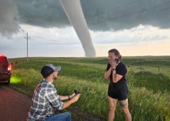 토네이도 쫓다 만난 남녀…거대 회오리 앞에서 ‘사랑의 결실’