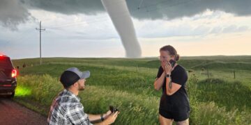 토네이도 쫓다 만난 남녀…거대 회오리 앞에서 ‘사랑의 결실’