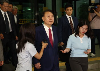 저녁 거른 尹, 오후 11시54분 귀가…14시간30분 만에 조사 종료