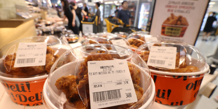 대형마트 3000원대 ‘치킨런’… 전체 매출도 날다