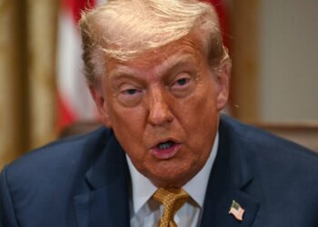 [속보] 트럼프 “부유한 한국, 자국 방위비 스스로 부담해야”