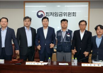 [속보] 최저임금 시간당 1만320원…17년만에 노사공 합의로 결정