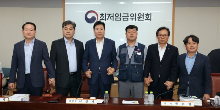 [속보] 최저임금 시간당 1만320원…17년만에 노사공 합의로 결정