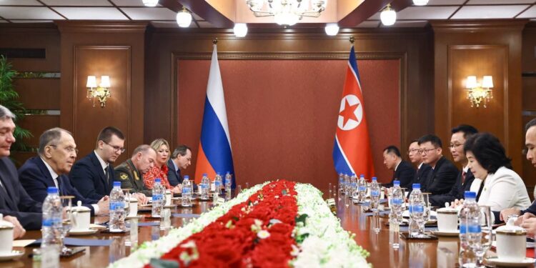 러 외무 “북한의 영웅적 군인들, 쿠르스크 해방에 기여”